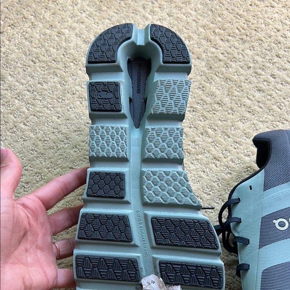 Cloud runner Like New On Running Sneakers in Gray and Black - Picture 5 of 8